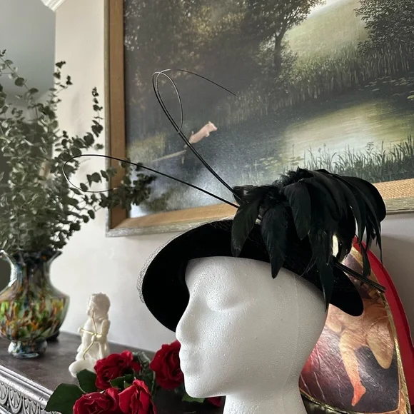 Vintage 1930s/1940s half cloche feathered hat